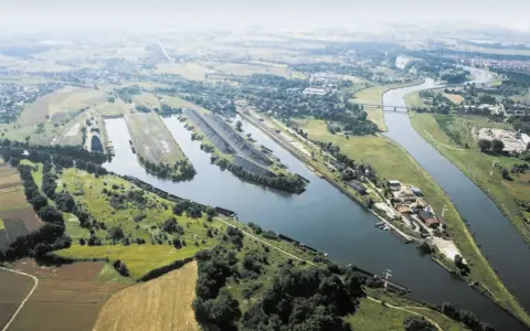 Widok na port rzeczny i kanały w Kędzierzynie-Koźlu. To ciekawe kędzierzyn koźle atrakcje, gdzie barki transportują towary.