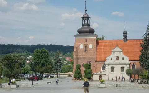 Włocławek atrakcje: plac przed bazyliką katedralną z ludźmi spacerującymi i bawiącymi się dziećmi.