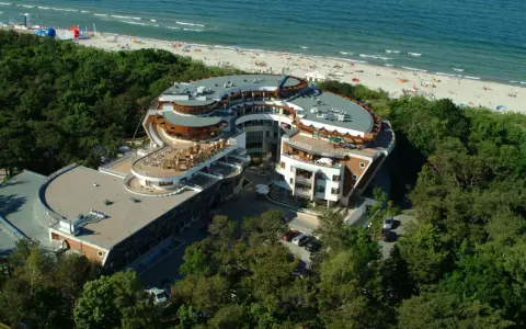 Nowoczesny hotel nad morzem, z tarasami i widokiem na plażę. Idealne miejsce na rodzinne wakacje, oferujące liczne jastarnia atrakcje dla dzieci.