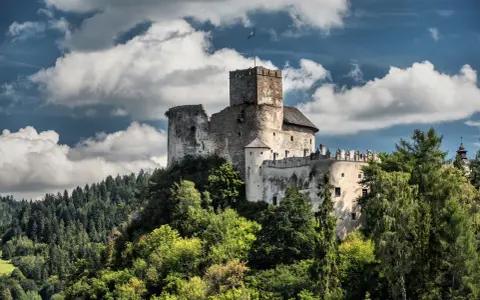 Zamek w Niedzicy, majestatyczna twierdza na wzgórzu, to jedna z głównych nidzica atrakcje. Otoczony zielenią, z widokiem na jezioro, zaprasza do odkrywania historii.