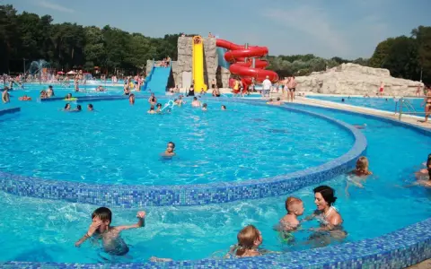 Rodzinna zabawa na basenie z atrakcjami dla dzieci w Szczecinie. Wodne zjeżdżalnie i mnóstwo radości dla najmłodszych.