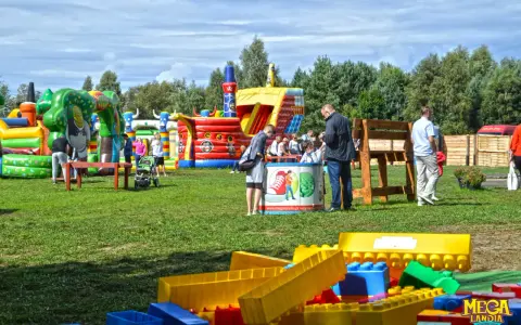 Kolorowe dmuchańce i plac zabaw w Ustce oferują mnóstwo atrakcji dla dzieci. Rodziny cieszą się słońcem i zabawą na świeżym powietrzu.