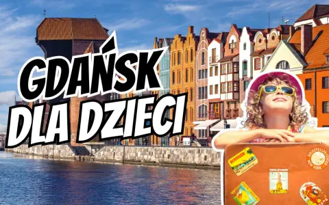 Gdańsk dla dzieci: uśmiechnięta dziewczynka w okularach przeciwsłonecznych na tle kamieniczek i dźwigu.