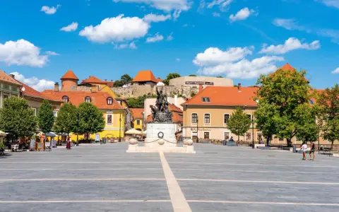 Eger: Rynek z pomnikiem i zamkiem w tle. Idealne miejsce na spacer, a w pobliżu eger atrakcje dla dzieci.