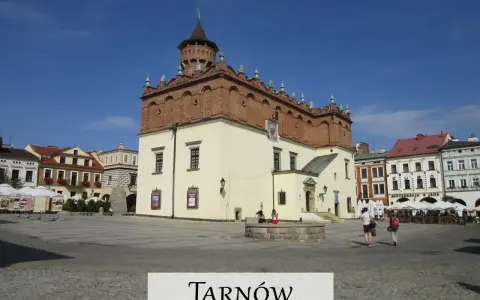 Rynek w Tarnowie z ratuszem to jedna z głównych atrakcji miasta. W tle kolorowe kamienice.