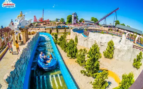 Energylandia atrakcje dla dzieci: wodna przejażdżka w łódce, kolejki górskie i zielone tereny.
