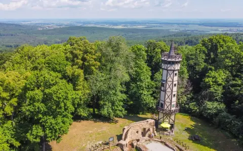 Wieża widokowa i ruiny zamku na wzgórzu wśród zielonych lasów, malownicze góry koło Wrocławia.