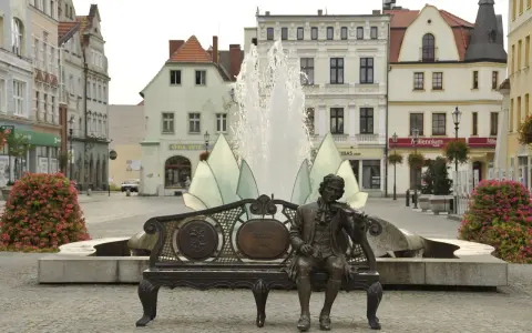 Pomnik Georga Philippa Telemanna grającego na skrzypcach na ławce, fontanna i kamienice – to jedne z żary atrakcje.