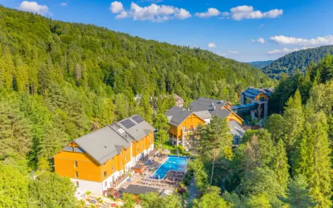 Idealne miejsce, gdzie na majówkę z dziećmi: hotel w otoczeniu zielonych gór, z basenem i mnóstwem atrakcji.