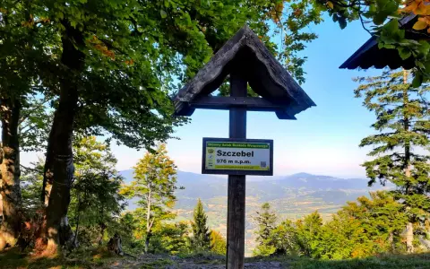 Drewniany krzyż na szczycie Szczebel, 976 m n.p.m. Piękny widok na Beskid Wyspowy.