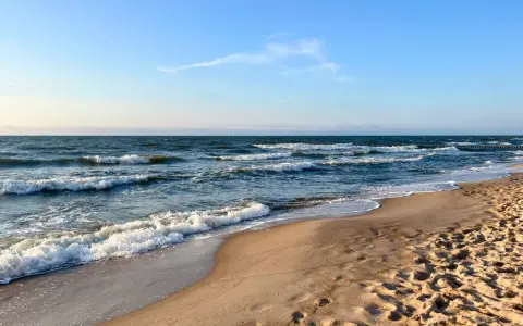 Piasek, fale i błękitne niebo – to musi być najładniejsza plaża w Polsce. Idealne miejsce na spacer i relaks.