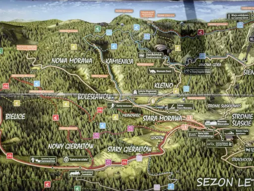 Mapa turystyczna z zaznaczonymi szlakami pieszymi i rowerowymi. Widać szczyt **czernica** 1083 m n.p.m., wsie i atrakcje.