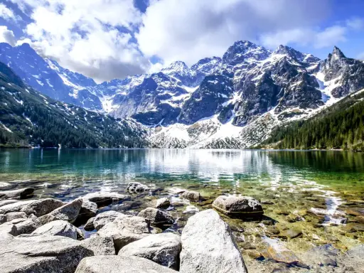 Morskie Oko, jedno z najpiękniejszych gór w Polsce, odbija się w krystalicznie czystej wodzie.
