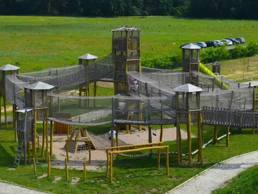 Wielkopolskie parki rozrywki dla dzieci oferują drewniane konstrukcje z mostkami, wieżami i zjeżdżalniami, zachęcając do aktywnej zabawy na świeżym powietrzu.