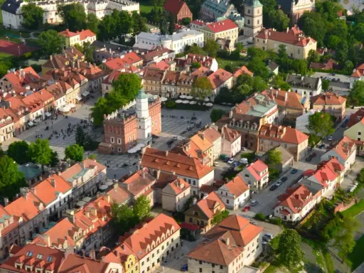 Sandomierz atrakcje: Rynek z Ratuszem i kamieniczkami, widok z lotu ptaka.