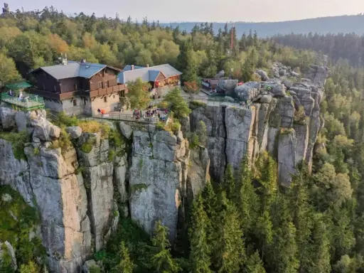 Góry Stołowe atrakcje: schroniska na skalnych półkach, tarasy widokowe, ludzie podziwiający krajobraz.