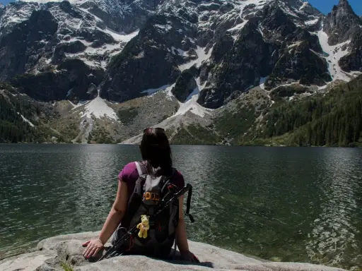 Widok na Morskie Oko, Czarny Staw w tle. Czas przejścia przez góry.