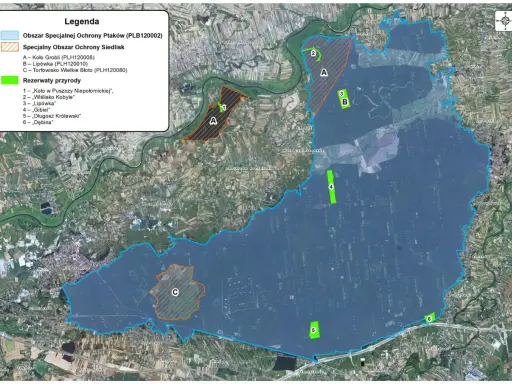 Mapa Puszczy Niepołomickiej z zaznaczonymi obszarami ochrony ptaków i siedlisk, rezerwatami przyrody oraz fragmentami lasów i pól.