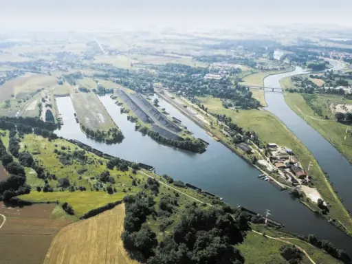 Widok na port rzeczny i kanały w Kędzierzynie-Koźlu. To ciekawe kędzierzyn koźle atrakcje, gdzie barki transportują towary.