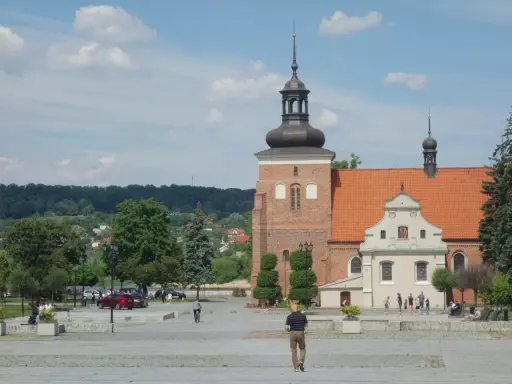 Włocławek atrakcje: plac przed bazyliką katedralną z ludźmi spacerującymi i bawiącymi się dziećmi.