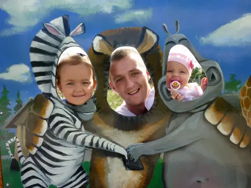 Uśmiechnięta rodzina w Zamościu, dzieci w strojach zwierząt i tata w tle. Wspaniałe zamość atrakcje dla dzieci!