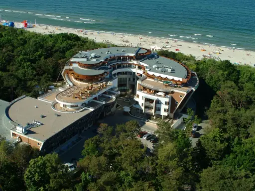 Nowoczesny hotel nad morzem, z tarasami i widokiem na plażę. Idealne miejsce na rodzinne wakacje, oferujące liczne jastarnia atrakcje dla dzieci.