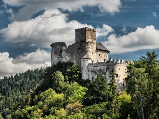 Zamek w Niedzicy, majestatyczna twierdza na wzgórzu, to jedna z głównych nidzica atrakcje. Otoczony zielenią, z widokiem na jezioro, zaprasza do odkrywania historii.