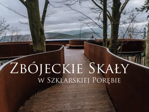 Drewniana ścieżka wśród drzew prowadzi do punktu widokowego Zbójeckie Skały w Szklarskiej Porębie.