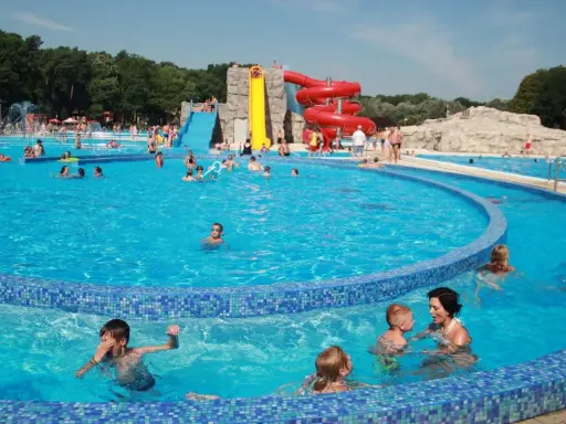 Rodzinna zabawa na basenie z atrakcjami dla dzieci w Szczecinie. Wodne zjeżdżalnie i mnóstwo radości dla najmłodszych.