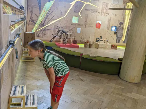 Dziewczynka z zaciekawieniem przygląda się interaktywnej wystawie w muzeum dla dzieci w Krakowie.