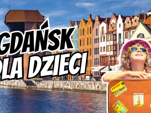 Gdańsk dla dzieci: uśmiechnięta dziewczynka w okularach przeciwsłonecznych na tle kamieniczek i dźwigu.