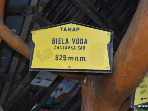 Tablica TANAP informuje o przystanku Biała Woda na wysokości 925 m n.p.m. w pobliżu Jagnięcego Szczytu.