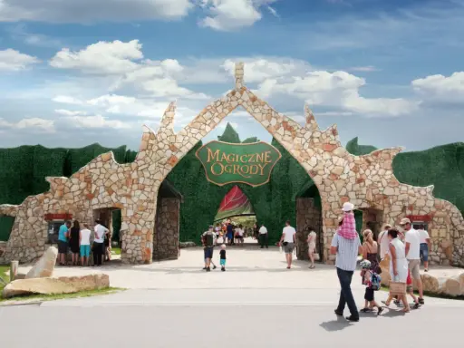 Rodziny wchodzą przez kamienną bramę do Magicznych Ogrodów, szukając atrakcji dla dzieci mazowieckie.