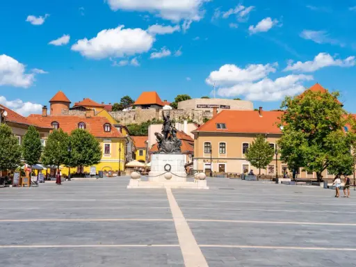 Eger: Rynek z pomnikiem i zamkiem w tle. Idealne miejsce na spacer, a w pobliżu eger atrakcje dla dzieci.