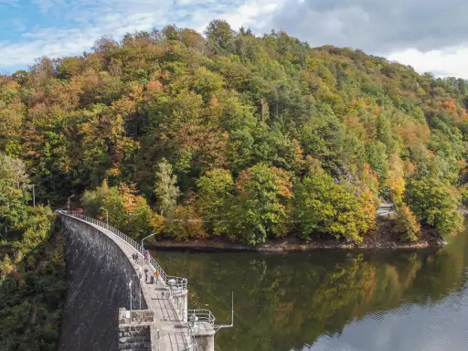 Jesienna panorama gór Sowich z zaporą i jeziorem. W oddali widać malownicze miejscowości.