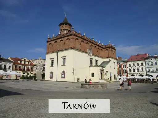 Rynek w Tarnowie z ratuszem to jedna z głównych atrakcji miasta. W tle kolorowe kamienice.