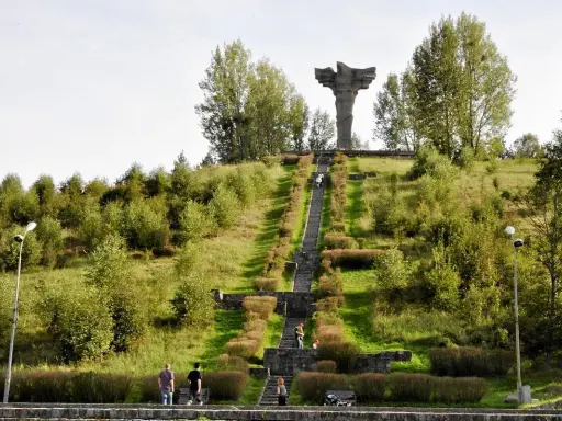 Kamieniste schody prowadzą na szczyt góry Czcibora, gdzie wznosi się monumentalny pomnik.