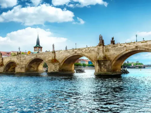 Most historycznych miejsc, co warto zobaczyć w Czechach, to Most Karola w Pradze. Kamienna konstrukcja z rzeźbami i wieżą robi wrażenie.