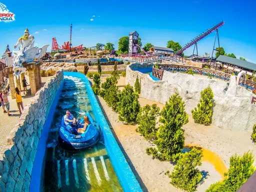 Energylandia atrakcje dla dzieci: wodna przejażdżka w łódce, kolejki górskie i zielone tereny.