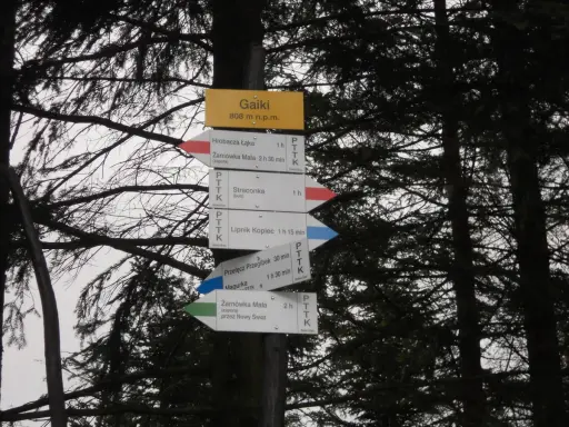 Znaki szlaku turystycznego PTTK na Gaikach. Hrobacza Łąka, Żarnówka Mała, Straconka, Lipnik Kopiec, Przełęcz Przegibek, Magurka – to przystanki na trasie.