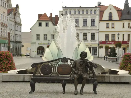 Pomnik Georga Philippa Telemanna grającego na skrzypcach na ławce, fontanna i kamienice – to jedne z żary atrakcje.
