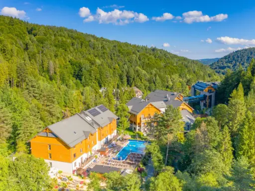 Idealne miejsce, gdzie na majówkę z dziećmi: hotel w otoczeniu zielonych gór, z basenem i mnóstwem atrakcji.