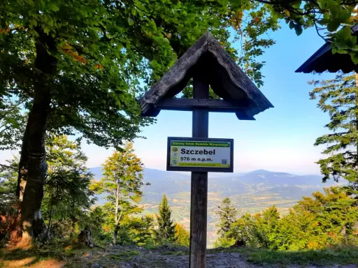 Drewniany krzyż na szczycie Szczebel, 976 m n.p.m. Piękny widok na Beskid Wyspowy.