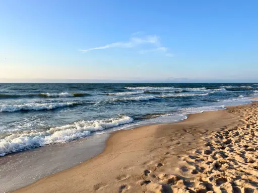 Piasek, fale i błękitne niebo – to musi być najładniejsza plaża w Polsce. Idealne miejsce na spacer i relaks.