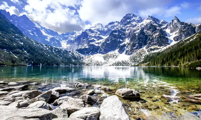 Morskie Oko, jedno z najpiękniejszych gór w Polsce, odbija się w krystalicznie czystej wodzie.