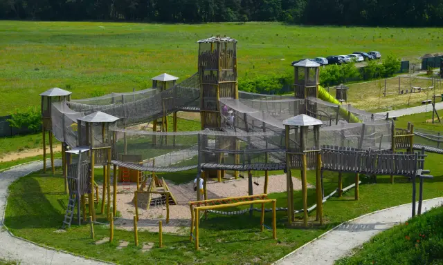 Wielkopolskie parki rozrywki dla dzieci oferują drewniane konstrukcje z mostkami, wieżami i zjeżdżalniami, zachęcając do aktywnej zabawy na świeżym powietrzu.