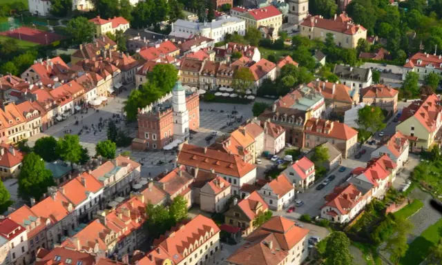 Sandomierz atrakcje: Rynek z Ratuszem i kamieniczkami, widok z lotu ptaka.