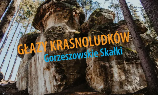 Imponujące głazy krasnoludków w Gorzeszowskich Skałkach, otoczone lasem.