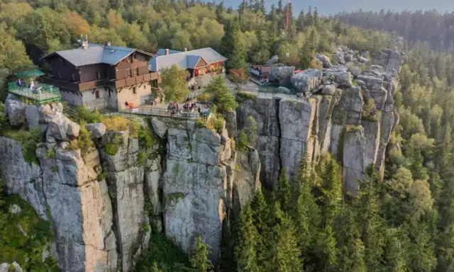 Góry Stołowe atrakcje: schroniska na skalnych półkach, tarasy widokowe, ludzie podziwiający krajobraz.