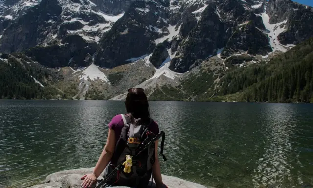 Widok na Morskie Oko, Czarny Staw w tle. Czas przejścia przez góry.
